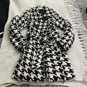 Black and white Wet Seal trench - Sz XS - With belt